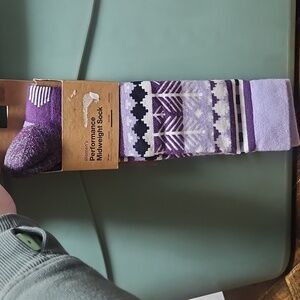 Burton Women’s Performance Midweight Snowboard Socks: SNOWY PINES PURPLE: SZ S/M